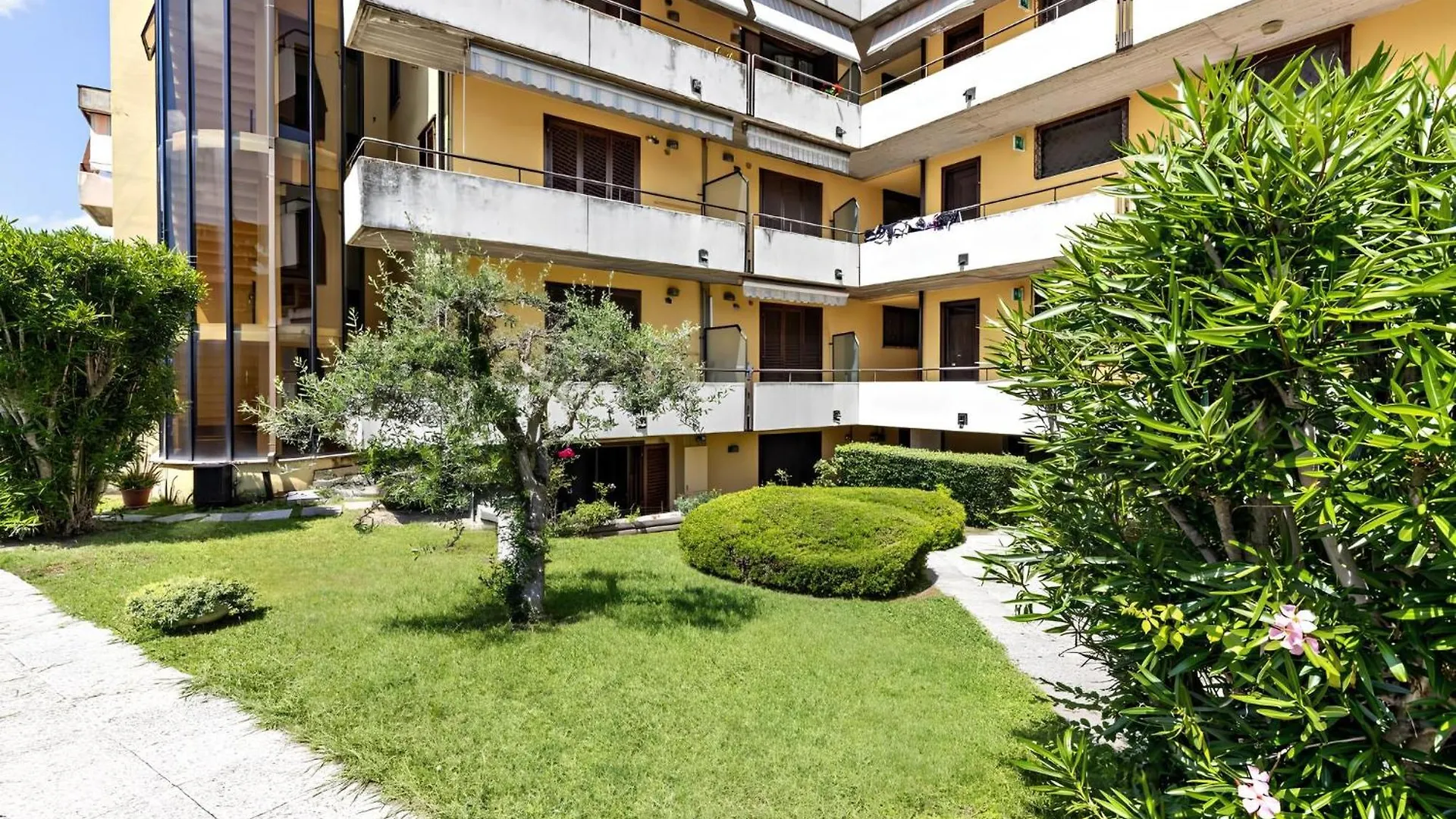 Sunshine Apartment - 200M Dal Lago Con Piscina Desenzano del Garda Italia